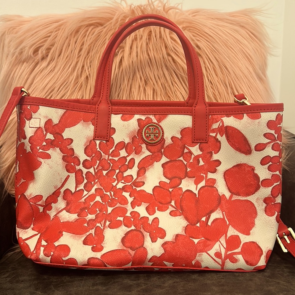 TORY BURCH KERRINGTON TOTE!!